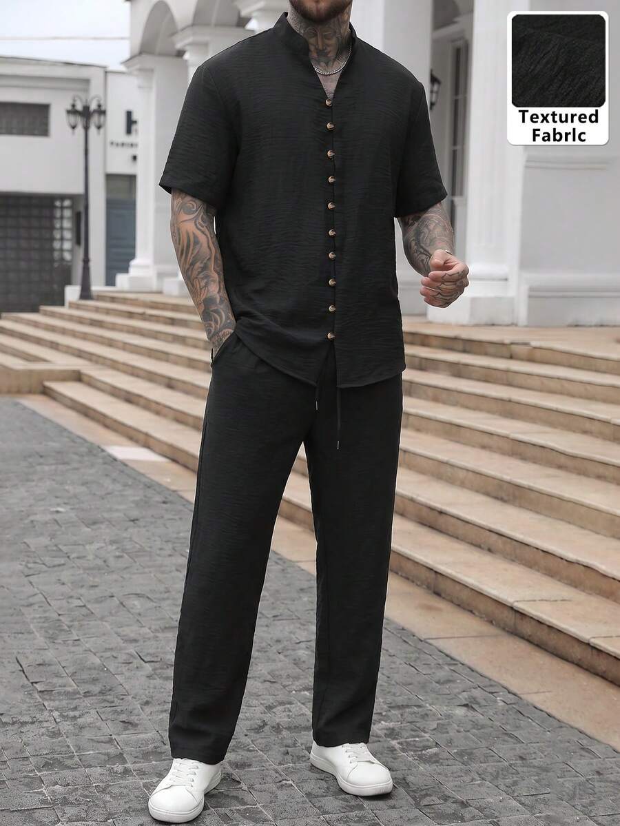 Manfinity CasualCool 男士舒適純色細斜紋布料小立領短袖襯衫與抽繩鬆緊腰長褲套裝,休閒度假、朋友約會、雞尾酒會、沙龍、聚會、日常辦公、極簡商務風格,特別適合春夏季節,適合自穿或送給朋友 - 黑色 - 查看 1