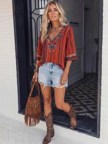 SHEIN LilyWest Blusa casual de mujer estilo campestre para verano, uso diario, vacaciones y playa, con cuello en V, manga 3/4 acampanada, diseño pullover, estampado de rayas verticales geométricas en rojo, marrón y azul en contraste - Multicolor - Ver 6
