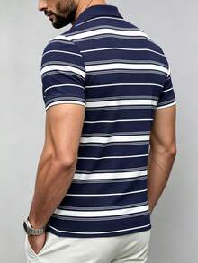 Manfinity Dauomo 男士夏季休閒 Polo 衫，標準尺寸，對比色條紋印花，深藍與白色系列，小馬印花，休閒商務風，日常穿著，辦公服飾 - 彩色 - 查看 2