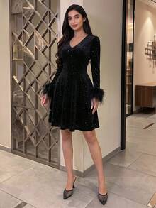 Modelyn Vestido mini elegante de mujer con cuello en V de unicolor, parches de lentejuelas y puños de peluche - Negro - Ver 3