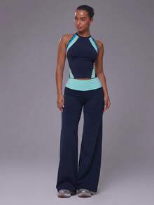 Musera Sport Top deportivo ajustado con paneles frontales de color contrastante, cuello redondo y espalda de corredor - Azul Marino - Ver 5