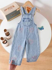 SHEIN Genkimix Kids 女童時尚百搭風格幼兒牛仔吊帶褲 春夏秋冬皆宜 復古中藍色牛仔布 粉色愛心刺繡設計 增添可愛氛圍 大口袋 胸前打結設計 寬鬆直筒版型 柔軟舒適面料 日常百搭女童牛仔吊帶褲 - 淺色水洗藍 - 查看 4
