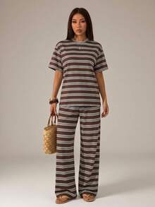 SHEIN PETITE 2件組女款棕色條紋夏季休閒居家服，寬鬆圓領落肩短袖T恤搭配鬆緊腰長褲舒適套裝，適合嬌小女性 - 棕色 - 查看 9
