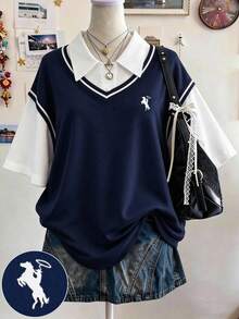 SHEIN Sparklyn 青少年女孩海軍藍學院風 2 合 1 T恤，白色 Polo 領 + 對比條紋 V 領設計，青春清新，寬鬆版型適合所有身型，適合日常穿著與校園，輕鬆打造活力女孩造型 - 藏蓝色 - 查看 3