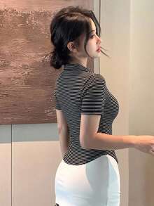 DAZY 女款黑白條紋拼接 Polo T恤，休閒街頭風音樂節辣妹運動風打底短袖上衣，適合夏季與秋季 - 黑與白 - 查看 5