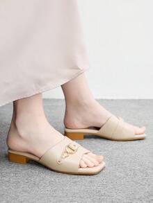 CUCCOO BIZCHIC 杏色金屬扣交叉帶方頭粗跟低跟涼鞋，適合通勤辦公穿著 - 杏色 - 查看 2