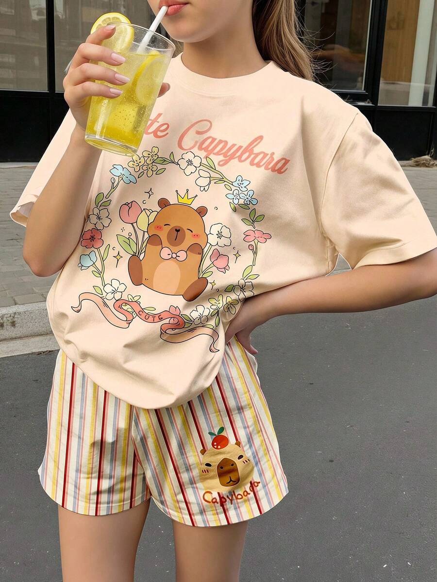 SHEIN 可爱的水豚图案,甜美的农舍风格,美拉德配色,少女休闲简约短袖短裤两件套,适合夏季,时尚少女,舒适易穿,夏季假期,度假风水豚衬衫,可爱夏季T恤,格兰诺拉女孩服装,可爱水豚服装 - 彩色 - 查看 1