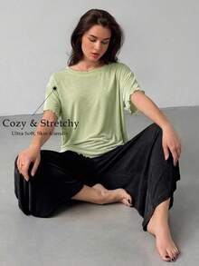 DAZY 2件組女款夏季居家服套裝，寬鬆純色亮面短袖T恤與直筒長款睡褲 - 綠色 - 查看 4