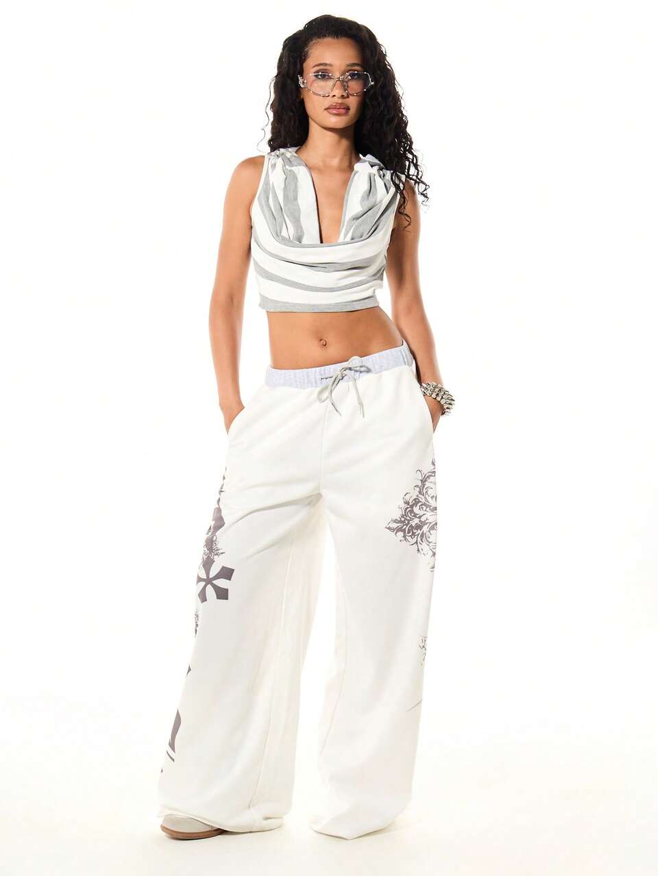 SUMWON WOMEN Calça Casual Perna Larga com Estampa Gráfica de Cruz Barroca e Texto na Perna, Cintura com Cordão e Cós Contrastante