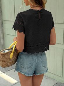 SHEIN Frenchy 度假休閒鏤空刺繡蕾絲拼接短版T恤 - 黑色 - 查看 2