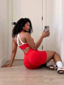 SHEIN Core Rhythm Shorts deportivos sin costuras con rayas laterales y efecto levantador de glúteos para mujer - Rojo - Ver 4