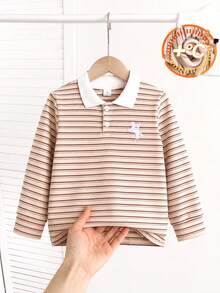 SHEIN 男童冬季新款長袖 Polo 衫，對比色領口白色細緻柔軟親膚針織上衣，小馬刺繡簡約復古風 - 杏色 - 查看 4
