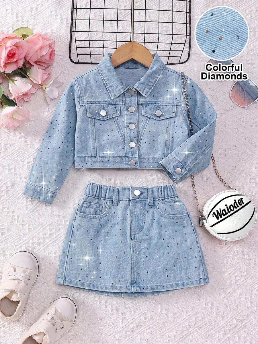 SHEIN 2件組少女牛仔套裝,四季皆宜,柔軟棉質休閒款,時尚百搭舒適,簡約經典翻領長袖上衣+簡約裙子,正面全寬彩色水鑽設計,寬鬆版型,淺藍色水洗牛仔套裝,適合日常穿著與度假 - 淺色水洗藍 - 查看 1
