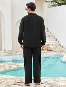 Mercer Haus 男士休閒純色立領半開襟鈕扣長袖袖口設計寬鬆薄款襯衫搭配純色長褲 3D口袋裝飾通勤兩件套 - 黑色 - 查看 2