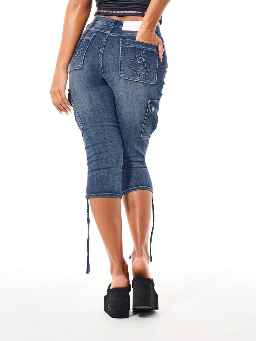 BABYPHAT Celana Jeans Capri Cargo Denim Elastis dengan Kantong Cargo Samping, Kantong Belakang Bordir, dan Detail Tali di Bagian Bawah. - Biru - View 1