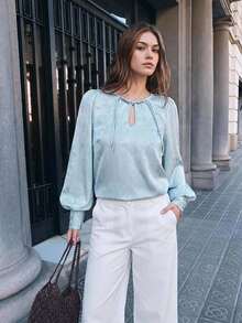 EastFlair Blus Elegan Wanita dengan Kerah Berlubang Motif Jacquard dan Lengan Lentera - Hijau - View 2