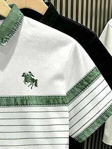 Manfinity Hypemode 復古丹寧風藍白對比條紋短袖 Polo 衫，印有馬標誌，藝術領口夏季半袖上衣，男女款圖案 T 恤，百搭休閒日常穿著襯衫 - 彩色 - 查看 3