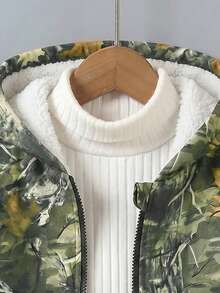 SHEIN 小男孩恐龍多色印花抓絨內裡連帽夾克，時尚與舒適的完美結合，專為活潑好動的孩童設計。夾克採用繽紛恐龍印花設計，充滿童趣與活力，讓孩子穿著時展現個性獨特的魅力，柔軟抓絨內裡提供舒適保暖。 - 軍綠色 - 查看 4
