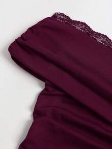 Sweetra Gaun Wanita Elegan dengan Rok Pas Badan Berpotongan Bahu Terbuka, Hiasan Pita Busur, Renda, dan Patchwork, Dilengkapi Gesper Logam dan Hem Bergelombang - Burgundy - View 5