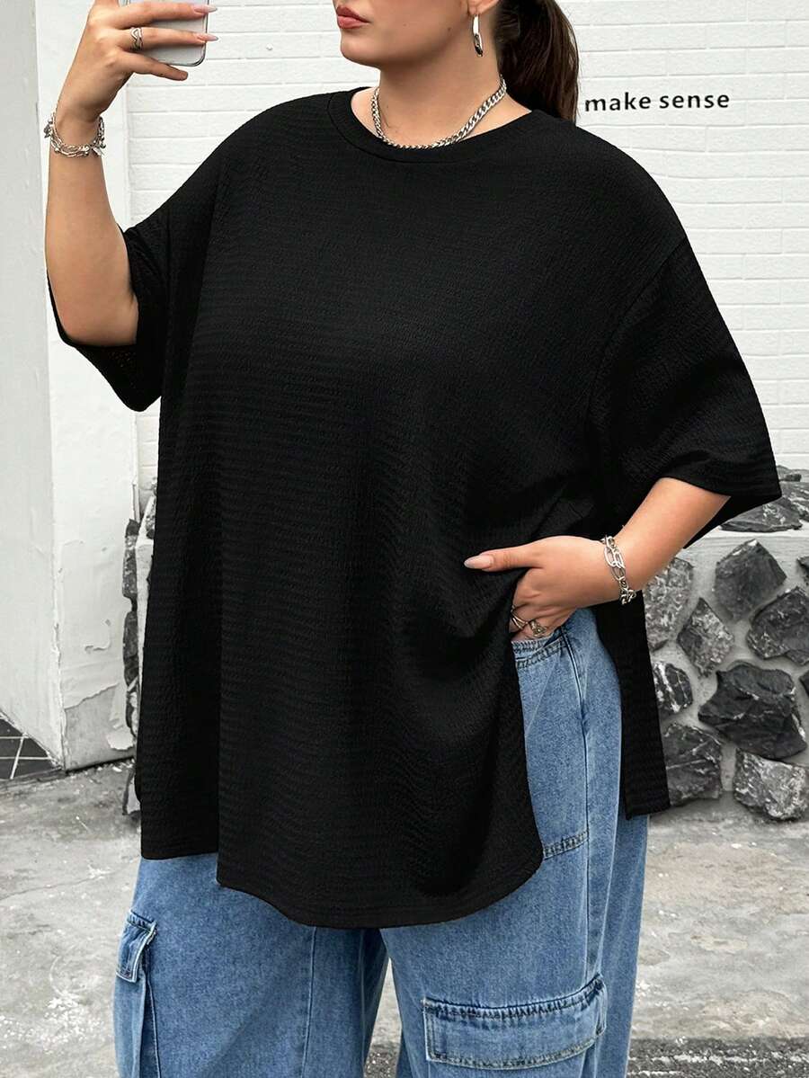 SHEIN CURVE+ 大尺碼女款黑色夏季休閒日常時尚寬鬆舒適基礎款下擺開衩短袖T恤上衣,機場穿搭 - 黑色 - 查看 1
