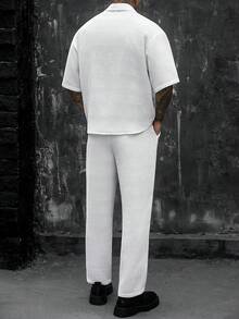 SLATEMANN Set da uomo con camicia a maniche corte casual ampia con colletto a revers, design a doppio petto e texture a nido d'ape tinta unita, e pantaloni lunghi con vita elastica - Bianco - Visualizzare 2