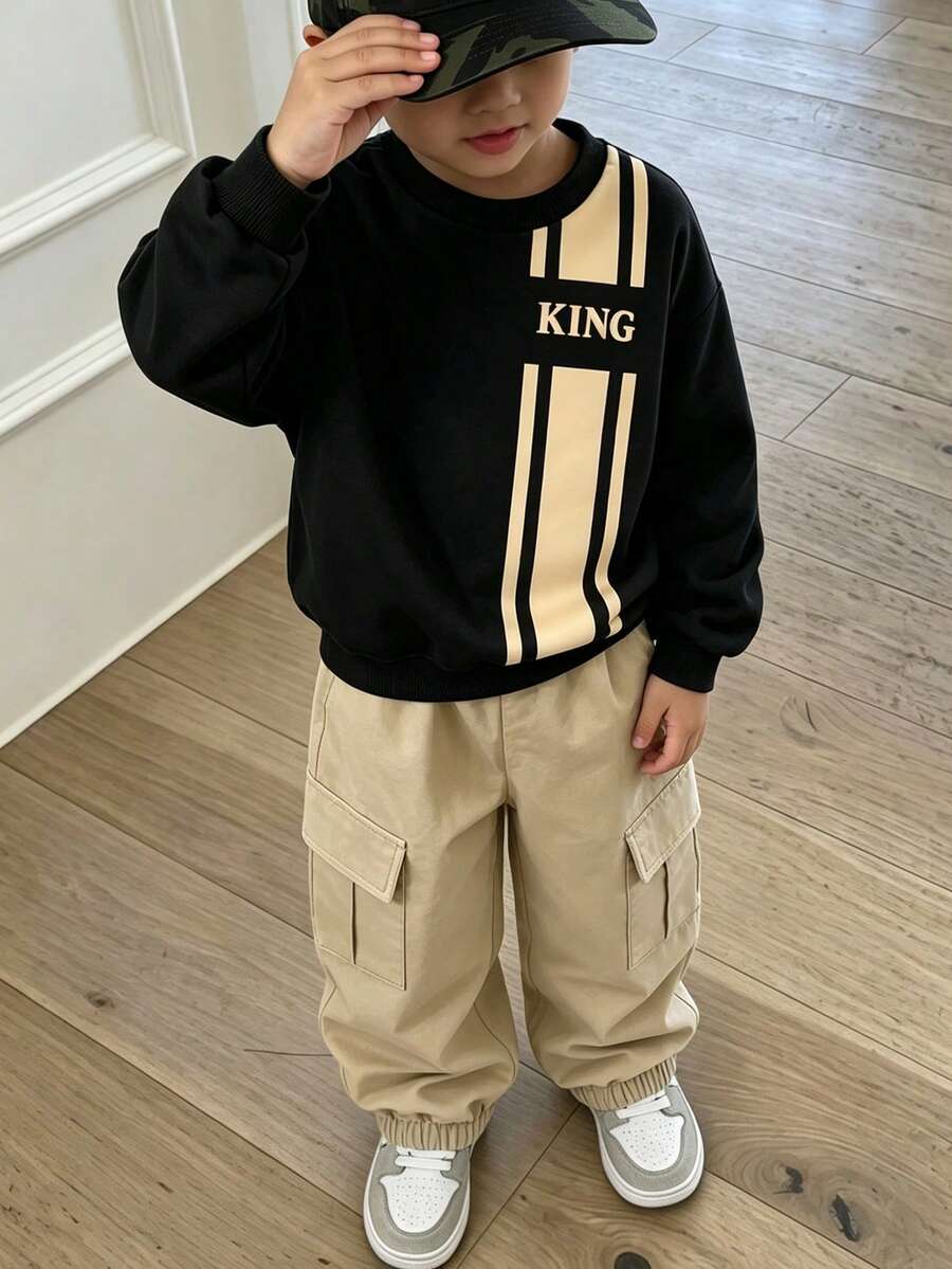 SHEIN 小男孩時尚簡約白色滿版印花設計 KING 口號印花圓領衛衣休閒長褲套裝,生日洗禮適用 - 彩色 - 查看 1