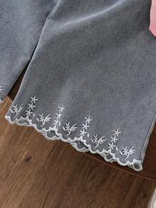 SHEIN 2件組少女休閒時尚荷葉蕾絲圓領無袖寬鬆刺繡蕾絲花卉背心上衣 + 牛仔喇叭褲刺繡百搭套裝，適合度假旅行日常穿著，夏季柔軟舒適面料，2026春夏新款 SS26 度假旅行必備少女夏裝 - 粉色 - 查看 7