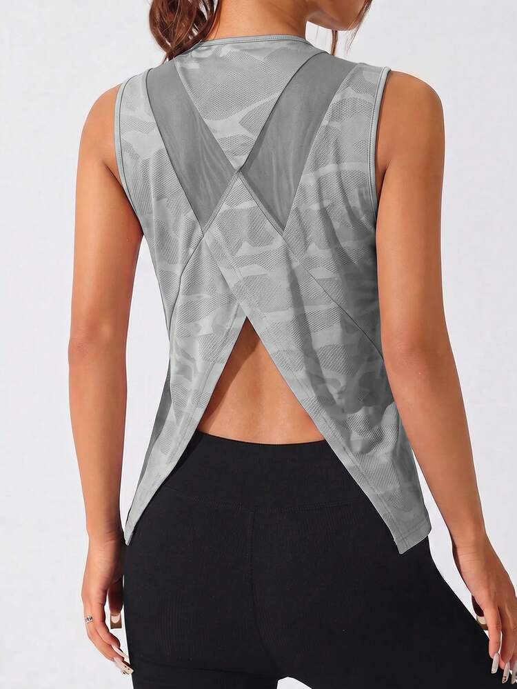 SHEIN Sovereign Charm تي شيرت رياضي بدون أكمام للنساء لليوغا والجيم والخارج، تانك توب واسع بظهر شبكي متقاطع على شكل X وحافة سفلية على شكل V مقلوب - رمادي فاتح - مشاهدة 3