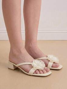 Eladyva Sandal Selop Hak Tebal Bergaya Prancis dengan Hiasan Bunga Mutiara dan Cincin Jari Kaki, Sandal Selop Tanpa Ujung, Sandal Kasual Hak Sedang dengan Ujung Terbuka, Model Baru Musim Semi/Panas 2025, Sandal Jepit - Krem - View 1