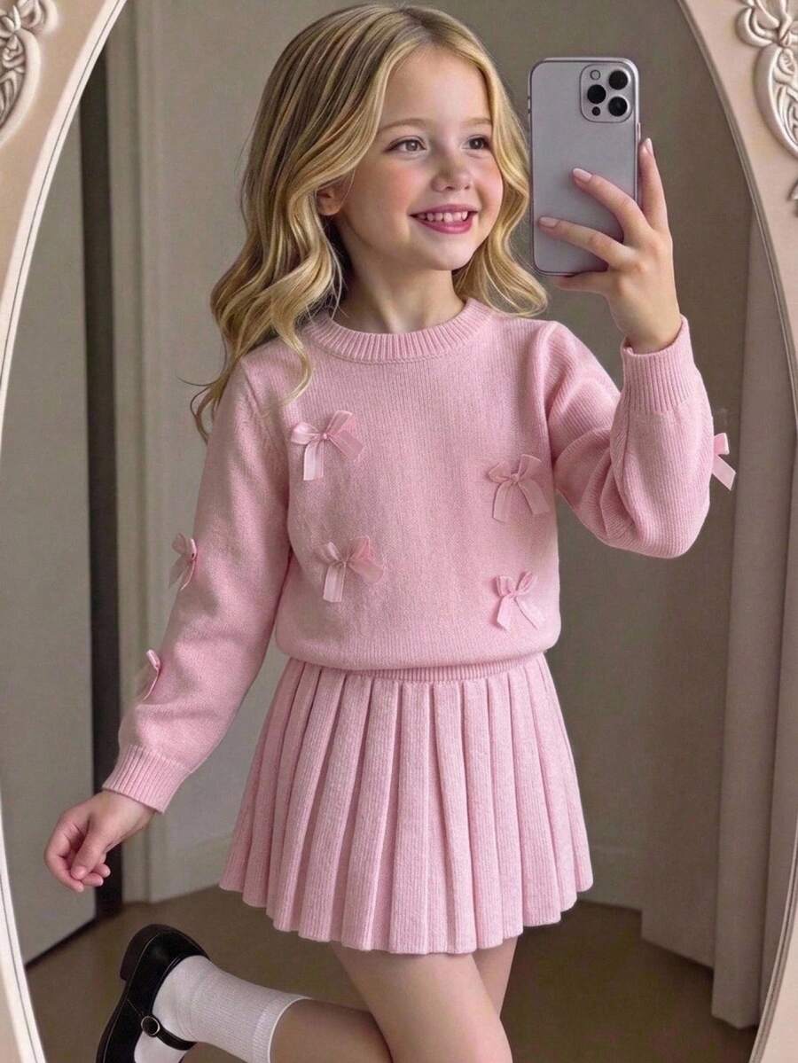 SHEIN Playful Pals 4-7歲女童粉色3D蝴蝶結圓領針織毛衣與百褶裙兩件套,兒童幼兒園日常穿著、外出、生日、拍照,春/秋季套裝 - 粉色 - 查看 1