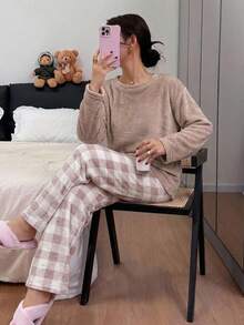 DAZY 女款純色圓領長袖上衣搭配格紋口袋長褲睡衣套裝 - 卡其色 - 查看 4