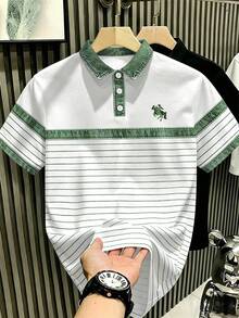Manfinity Hypemode 復古丹寧風藍白對比條紋短袖 Polo 衫，印有馬標誌，藝術領口夏季半袖上衣，男女款圖案 T 恤，百搭休閒日常穿著襯衫 - 彩色 - 查看 4