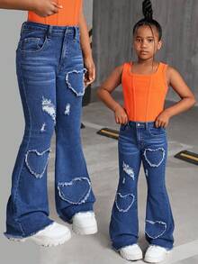 SHEIN Jeans acampanados de mezclilla con patrón de corazón Y2K desgastado para niña preadolescente, vuelta al colegio en otoño - Azul lavado medio - Ver 1