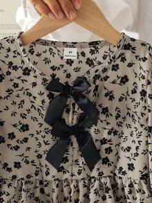 SHEIN Young Girls Fashion Khaki Ditsy Floral Top 3D Bow Tie Round Neck Long Sleeve Cuffed Hem A-Line Paired Khaki Loose Straight Wide Leg Pants 2-Piece Set - Khaki - View 5