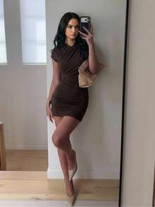Poéselle Damen einfarbiges plissiertes Mini-Kleid mit Flügelärmeln, figurbetont, modisch, Brauntöne, Date Night, Party, Ausgehen, Abendessen, Sommer, elegant, sexy - Kaffeebraun - Übersicht 7