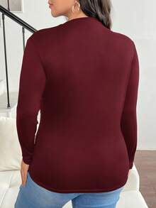 SHEIN Frenchy تيشيرت أكمام قصيرة بأزرار على الرقبة، بنمط مجعد وتصميم نحيف للأحجام الكبيرة - عنابي اللون - مشاهدة 2