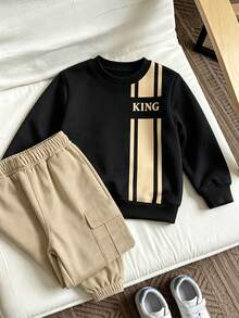 SHEIN 小男孩時尚簡約白色滿版印花設計 KING 口號印花圓領衛衣休閒長褲套裝，生日洗禮適用 - 彩色 - 查看 3