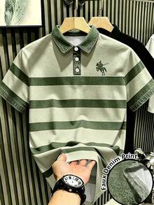 Manfinity Hypemode 復古丹寧風藍白對比條紋短袖 Polo 衫，附馬標印花，藝術感短袖上衣，男女款圖案 T 恤，適合夏季日常休閒外出，百搭百搭上衣 - 彩色 - 查看 1