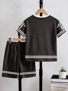 SHEIN 2件套男童休闲时尚创意个性清新高端简约数字67条纹黑米色图案字母标语印花宽松T恤和短裤套装，舒适日常穿着，温暖夏日风格，适合春夏季节 - 彩色 - 查看 2
