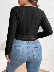 SHEIN Frenchy 大尺碼春天上衣紮柿黑色上衣花邊口袋刺繡t恤 - 黑色 - 查看 2