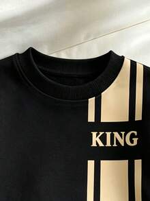 SHEIN 小男孩時尚簡約白色滿版印花設計 KING 口號印花圓領衛衣休閒長褲套裝，生日洗禮適用 - 彩色 - 查看 4