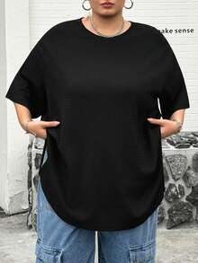 SHEIN CURVE+ 大尺碼女款黑色夏季休閒日常時尚寬鬆舒適基礎款下擺開衩短袖T恤上衣，機場穿搭 - 黑色 - 查看 3