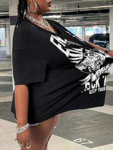 SHEIN CURVE+ 大码女装春夏纯色深灰色休闲街头美式复古怀旧短袖上衣，网眼拼接设计营造复古感，吉他图案印花宽松T恤，适合日常出行/音乐节等场合，百搭服饰 - 黑色 - 查看 4