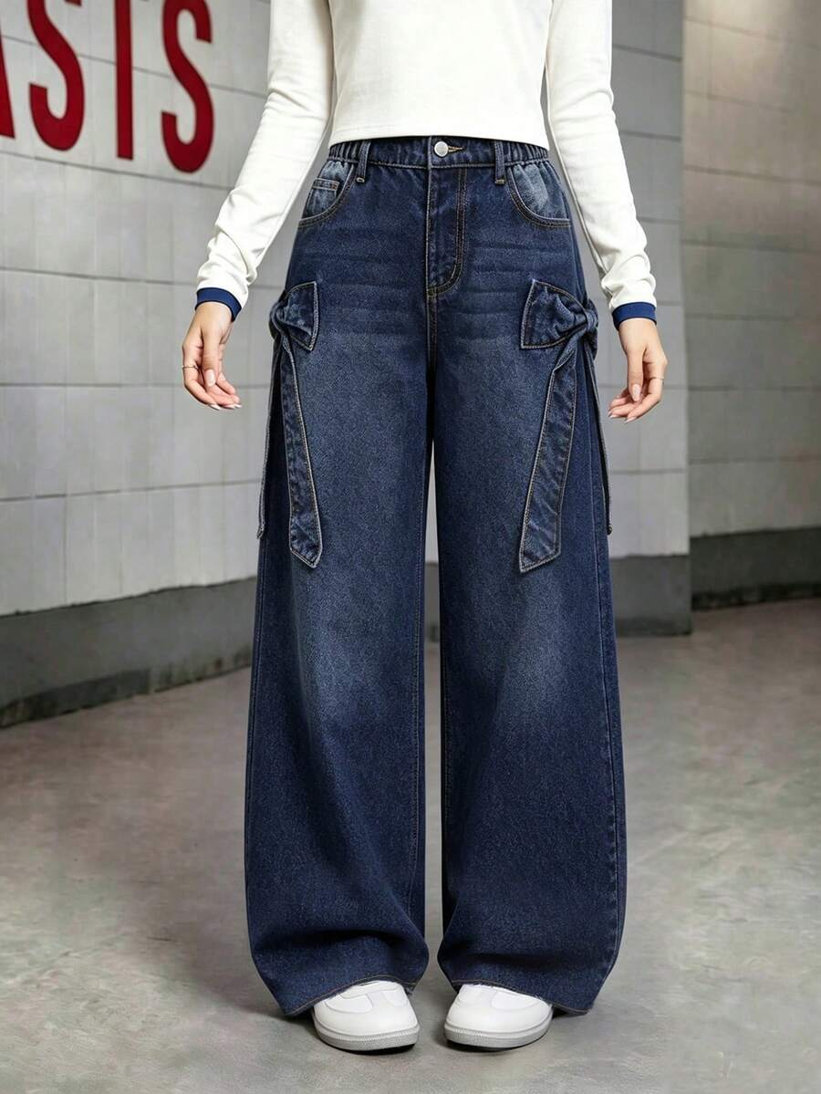 SHEIN 2025春夏季新款女童休閒百搭可愛蝴蝶結設計口袋舒適柔軟寬鬆直筒水洗牛仔長褲,適合日常出遊 - 深色水洗藍 - 查看 1