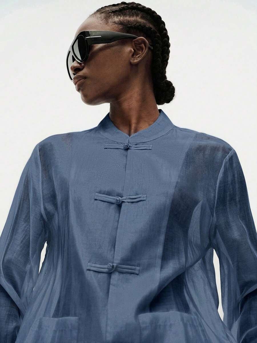 Aveloria Modichic 緞面打結鈕扣女款上衣，圓領長袖收口袖口，胸前口袋，直擺女款上衣