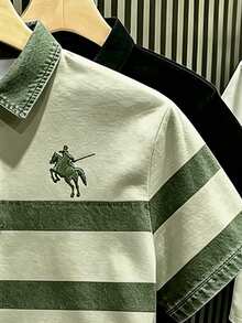 Manfinity Hypemode 復古丹寧風藍白對比條紋短袖 Polo 衫，附馬標印花，藝術感短袖上衣，男女款圖案 T 恤，適合夏季日常休閒外出，百搭百搭上衣 - 彩色 - 查看 3
