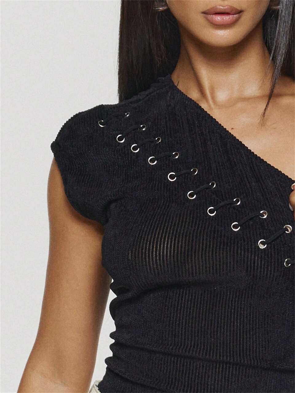 Asymetryczny top z prążkowanej dzianiny z ozdobnym wykończeniem z oczkami, boho, seksowny, jesienny, festiwalowy, dziewczęcy, z ćwiekami i zamszem