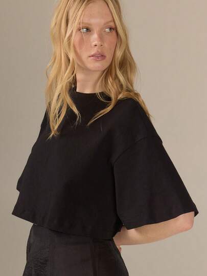 KÆRIA Hus Áo thun dáng ngắn cổ cao tay choàng - 100% cotton jersey - màu đen - phong cách hiện đại, đường nét tối giản, dễ phối đồ