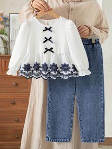 SHEIN Vintaside Kids 2件組女童春夏秋冬白色與藍色溫柔風薄款梭織棉兩件套，海軍藍蝴蝶結前襟＋鏤空刺繡花朵泡泡袖娃娃上衣，水洗牛仔寬鬆寬腿長褲，適合上學、通勤、戶外、生日、拍照、日常穿著 - 彩色 - 查看 4