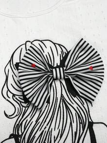 SHEIN 青少年女孩春夏休閒度假寬鬆蝙蝠袖 3D人像印花裝飾圓領針織提花T恤搭配直筒寬腿褲 2件套 白色上衣黑白條紋褲 - 黑色 - 查看 6